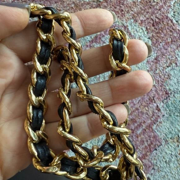 Vintage bag with a chain strap. - Picture 3 of 11